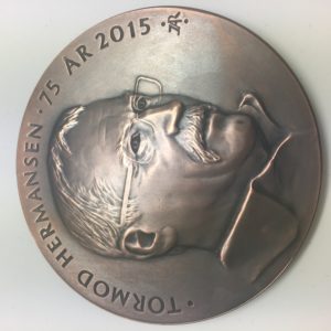 Tormod Hermansen medalje av Ingrid Austlid Rise